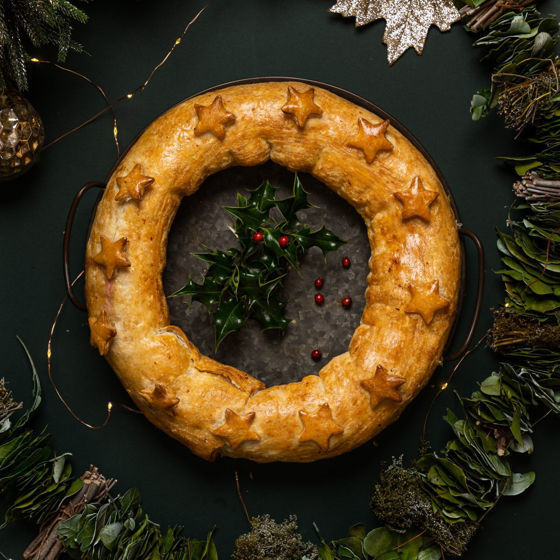 Party Wreath with Wensleydale and Cranberry Sauce