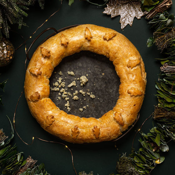 Party Wreath with Stilton Cheese and Caramelised Onion