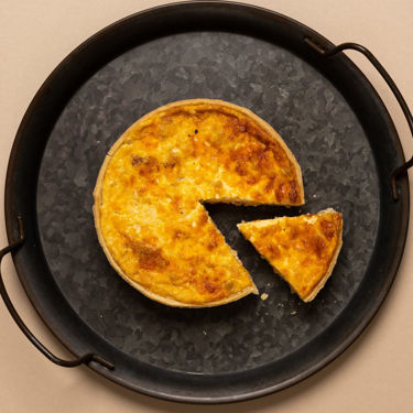 https://thecountryvictualler.co.uk/images/thumbs/000/0007319_3-cheese-and-onion-quiche_375.jpeg
